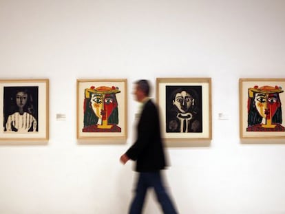 Un visitante en el Museo Picasso de Málaga.