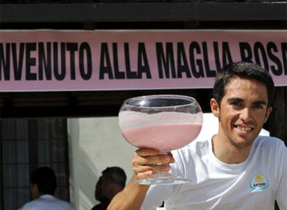 Contador brinda con un zumo de fresa, durante la jornada de descanso de ayer.