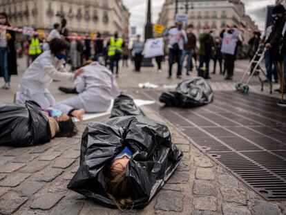 Accion de denuncia de Marea Residencias el pasado abril en la Puerta del Sol por la muerte de personas mayores en residencias durante la primera ola de covid-19.