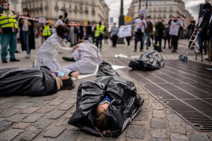 Accion de denuncia de Marea Residencias el pasado abril en la Puerta del Sol por la muerte de personas mayores en residencias durante la primera ola de covid-19.