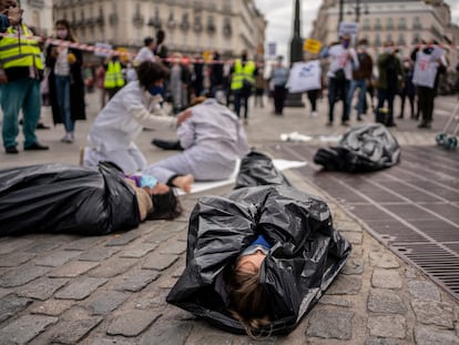 Accion de denuncia de Marea Residencias el pasado abril en la Puerta del Sol por la muerte de personas mayores en residencias durante la primera ola de covid-19.