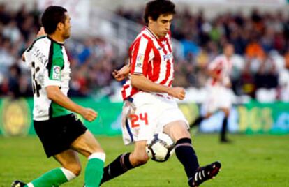 Luis García disputa un balón con Javi Martínez.