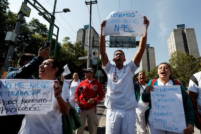 Trabajadores del Instituto Mexicano del Seguro Social protestan este martes, en Ciudad de México.