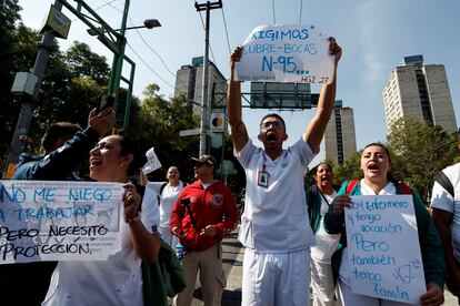 Trabajadores del Instituto Mexicano del Seguro Social protestan este martes, en Ciudad de México.