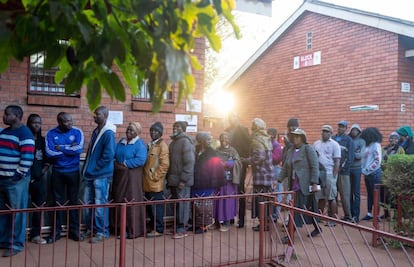 Votantes, en un colegio electoral en Harare (Zimbabue).