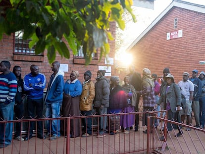 Votantes, en un colegio electoral en Harare (Zimbabue).