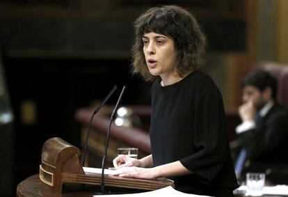 La portavoz parlamentaria de En Marea, Alexandra Fernández, durante su intervención en la segunda jornada del debate de investidura del secretario general del PSOE, Pedro Sánchez.