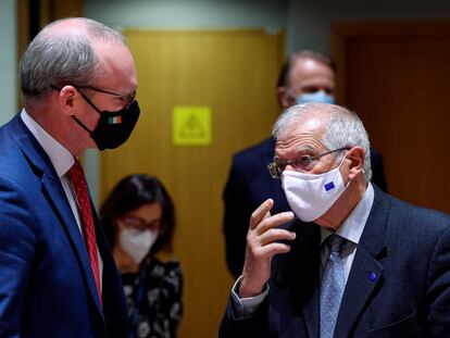 El jefe de la diplomacia europea, Josep Borrell, con el ministro de Exteriores irlandés, Simon Coveney, durante el Consejo.