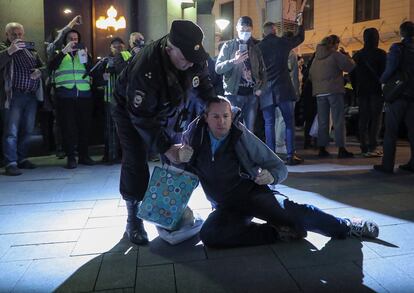 Agentes de policía detiene a un manifestante en Moscú, este miércoles. 