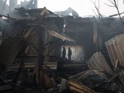 Los bomberos trabajan para extinguir un incendio después de un ataque ruso en Járkov (Ucrania).