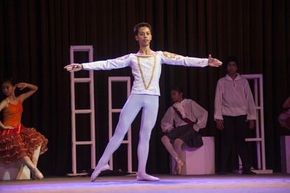 Rodney Catubay, el mayor de los bailarines huérfanos, durante una actuación navideña en la Escuela LaSalle de Manila. Con esfuerzo y educación, Rodney ha conseguido un puesto de aprendiz en el Ballet de Manila; uno de los principales centros de formación a nivel nacional. 