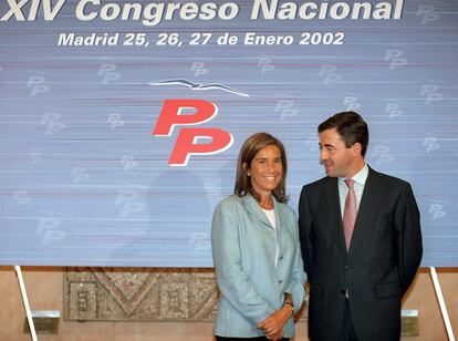 Ana Mato y Ángel Acebes, presentan la ponencia de estatutos para el XIV Congreso Nacional del Partido Popular el 31 de octubre de 2001.