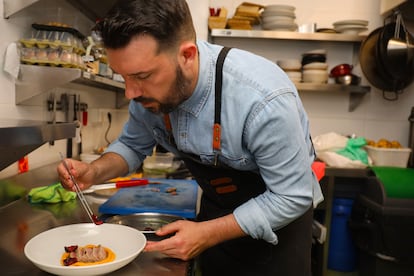 Fran Burgos, en la cocina del restaurante. 