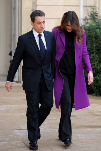 Sarkozy no permite que sus ayudantes superen su altura y Carla Bruni le acompaña siempre con bailarinas.
	 