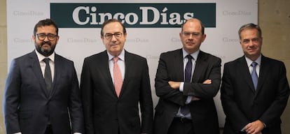 De izquierda a derecha: Javier Herv&aacute;s (KPMG); Federico Dur&aacute;n (Garrigues); Daniel Cifuentes (P&eacute;rez-Llorca) y Mart&iacute;n Godino (Sagardoy) en la redacci&oacute;n de Cinco D&iacute;as.