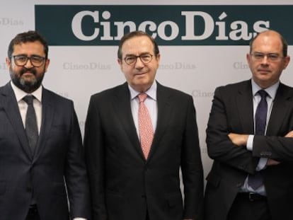 De izquierda a derecha: Javier Herv&aacute;s (KPMG); Federico Dur&aacute;n (Garrigues); Daniel Cifuentes (P&eacute;rez-Llorca) y Mart&iacute;n Godino (Sagardoy) en la redacci&oacute;n de Cinco D&iacute;as.