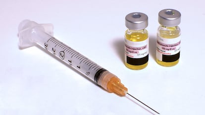 Una jeringa y dos soluciones inyectables del medicamento Metotrexato, en imagen de archivo.