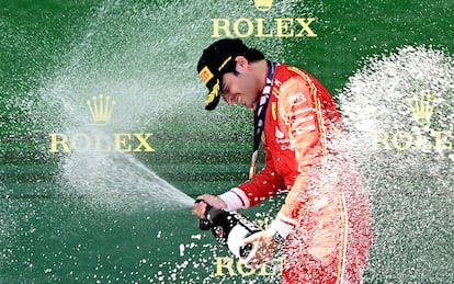 Sainz celebra el triunfo en el podio de Australia, este domingo.