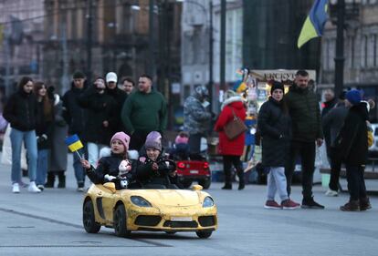 Dos niños se divierten conduciendo un coche de juguete por el centro de Lviv, el domingo. El riesgo de un contacto entre las fuerzas aliadas y el Ejército de Moscú ha aumentado tras los ataques rusos del viernes contra la base aérea ucrania de Lutsk, a 80 kilómetros de la frontera polaca, y el de este domingo contra una base militar en la región de Lviv, a solo 25 kilómetros de la misma frontera.