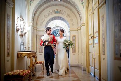 Los novios, en uno de los pasillos del palacio de Liria de Madrid.