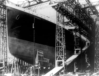 El Titanic, durante su contrucción en el muelle de Belfast, Irlanda del Norte. El buque tenía una eslora de 269 metros y 28 de manga. Alcanzaba una velocidad máxima de 21 nudos (unos 39 Km/h). Contaba con una capacidad para transportar a 3.547 personas.