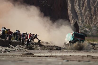 El corredor español Pep Roca Vila y sus copilotos, el holandés Peter Van Eerd y el español Xavi Colome Roqueta, compiten durante la sexta etapa del Dakar entre San Miguel de Tucumán y Salta.