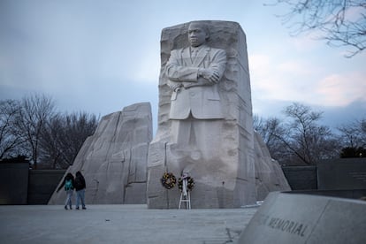 Varias personas caminan junto al monumento a Martin Luther King Jr. en Washington, Estados Unidos, el 16 de enero.