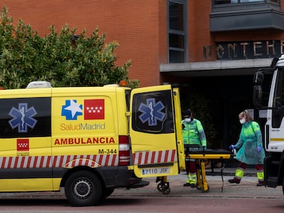 Personal sanitario a las puertas de la residencia MonteHermoso de Madrida primera hora de la tarde de este martes