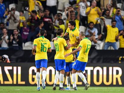 Renan Lodi, Paquetá, Marquinhos e Fabinho comemoram com Coutinho o segundo gol brasileiro. 