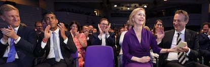 Liz Truss es felicitada por su marido, Hugh O'Leary, ante el otro candidato, Rishi Sunak (segundo por la izquierda), este lunes.