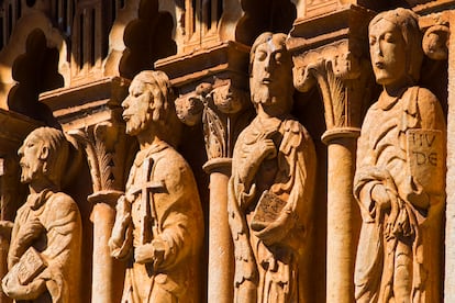 Detalle del apostolado de la portada de la iglesia de San Juan en Moarves de Ojeda (Palencia).