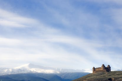 El castillo de La Calahorra, construido en el siglo XVI, con Sierra Nevada detrás.