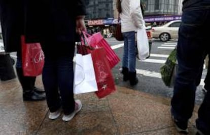 Varias personas caminan con sus compras en las calles de Nueva York, Estados Unidos. EFE/Archivo