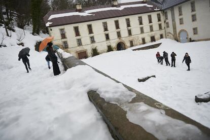 Grupos de turistas juegan entre la nieve el martes en Roncesvalles (Navarra). Las carreteras de la red principal con problemas de circulación son la AP-66 desde Asturias, en Lena, hasta León, en Valverde de la Virgen, y la A-6 en varios tramos -en Brazuelo y, en Lugo, en O Corgo-.