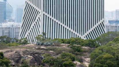 La fachada está atravesada por franjas de cerámica blanca.