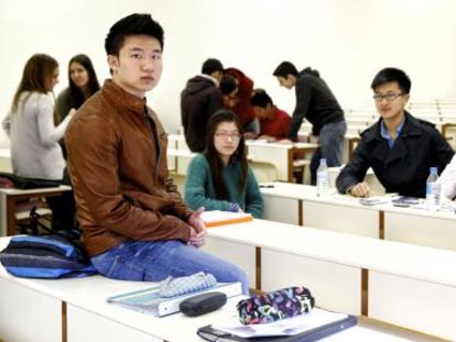 Estudiantes chinos en la Facultad de Comercio de la Universidad Complutense de Madrid.