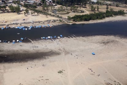 Un paso fronterizo clandestino entre Bermejo (Bolivia, arriba) y Aguas Blancas (Argentina, abajo) por el que circula el contrabando y, en ciertos casos, la droga.