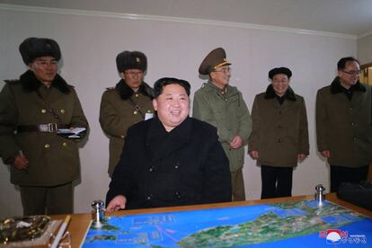 El líder norcoreano Kim Jong-un (c) da la orden para el lanzamiento del misil balístico intercontinental Hwasong-15, recientemente desarrollado desde una ubicación no divulgada (Corea del Norte).