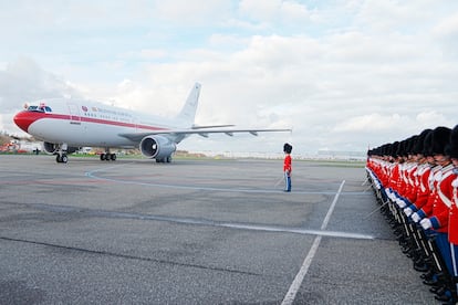 Llegada del avión de la Familia Real española al aeropuerto de Copenhague, para la visita de tres días del rey Felipe VI y la reina Letizia a Dinamarca. 
