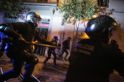 La tercera noche consecutiva de disturbios en el barrio barcelonés de Gracia a raíz del desalojo el lunes de una antigua sucursal bancaria ocupada en 2011 se ha saldado con un detenido y 11 personas heridas, seis de ellas agentes de los Mossos y cinco manifestantes, según fuentes policiales.