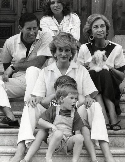 Agosto de 1987. Vacaciones de los Príncipes de Gales en Mallorca, invitados por los Reyes de España. En la imagen las dos familias posando en las escaleras del palacio de Marivent.