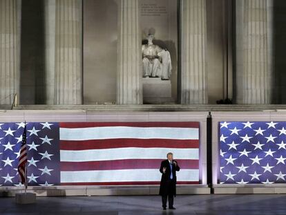 Trump se dirige a sus seguidores desde el Monumento a Lincoln en Washington.