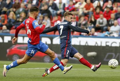 Griezmann se adelanta a Medjani en un lance del partido.