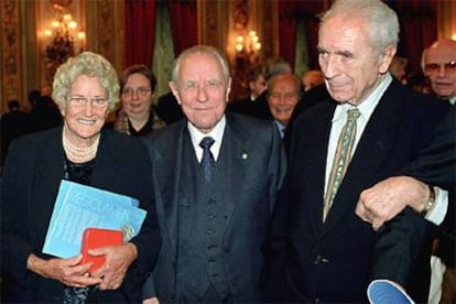 Alida Valli, junto al presidente de Italia, Carlo Ciampi (centro), y el director Michelangelo Antonioni en una entrega de premios de cine en 2001.