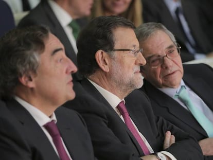 Mariano Rajoy junto a Juan Rosell y C&eacute;sar Alierta en la clausura el Encuentro Empresarial sobre el Plan Estrat&eacute;gico de Internacionalizaci&oacute;n y Mercados Prioritarios 2014-2015 