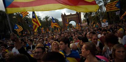 Partidaris de la independència es concentren a Barcelona durant el discurs de Puigdemont al Parlament.