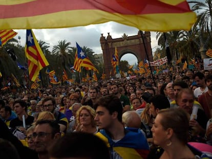 Partidaris de la independència es concentren a Barcelona durant el discurs de Puigdemont al Parlament.