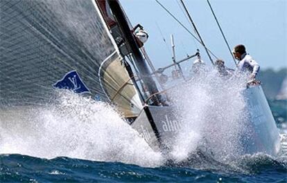 El <i>Alinghi,</i> durante la regata del sábado.