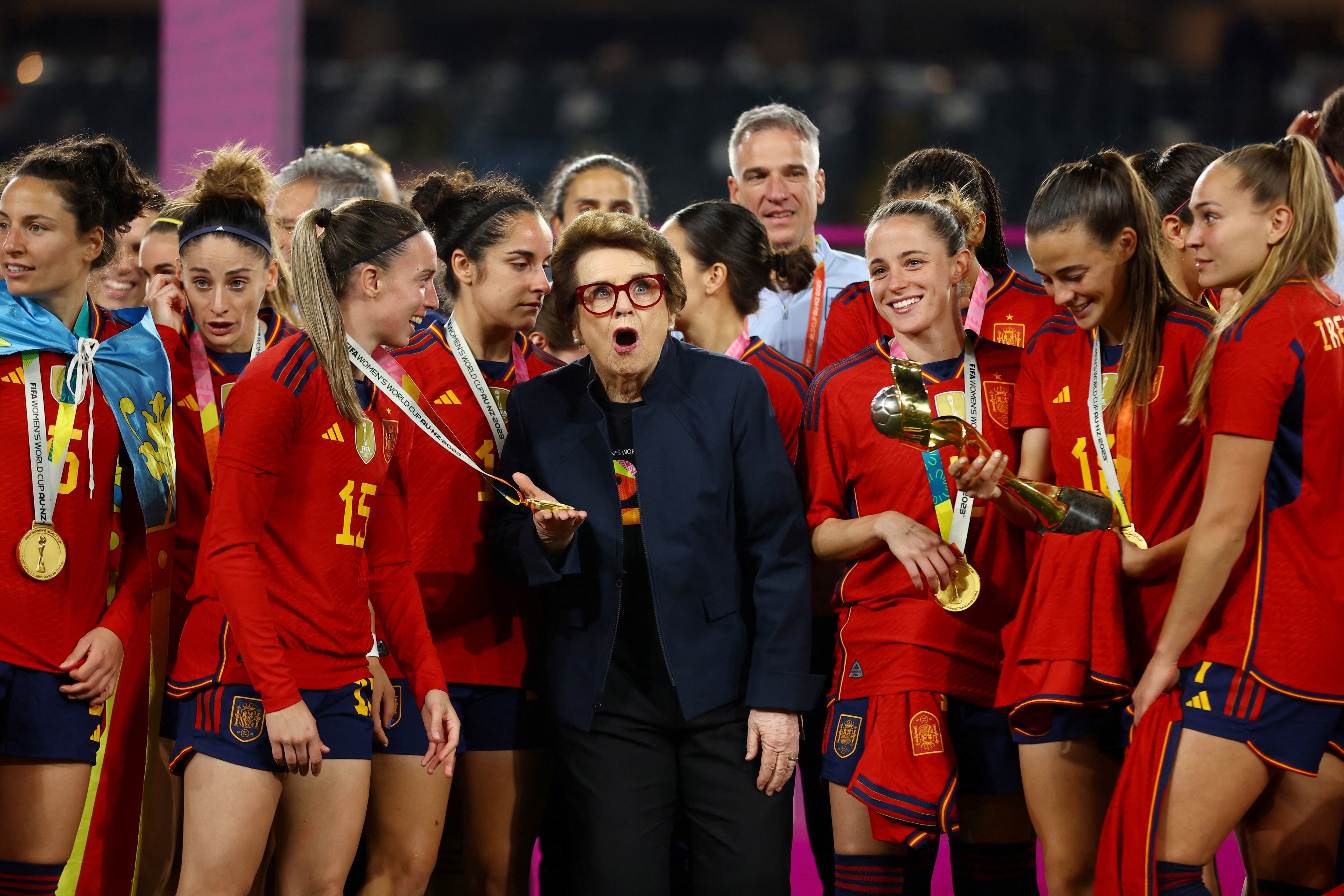 Billie Jean King posa con las jugadoras españolas en Sídney.