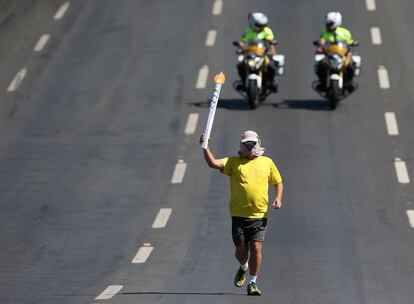 Un hombre porta la antorcha en Brasilia durante su recorrido por Brasilia.